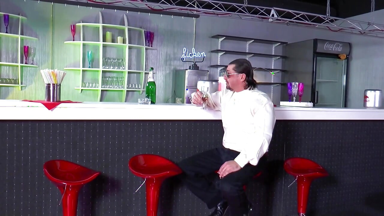 Vrelo analno jebanje u baru