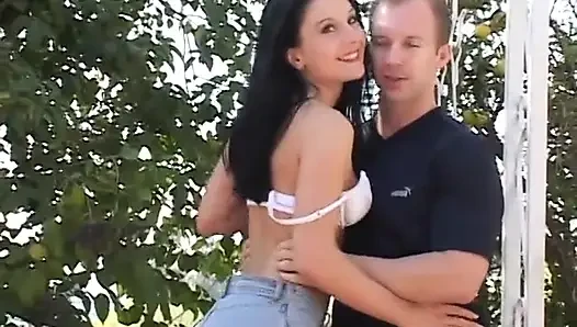 Azgın siyah saçlı güzel kız havuz başında dört adamı emiyor ve sikiyor