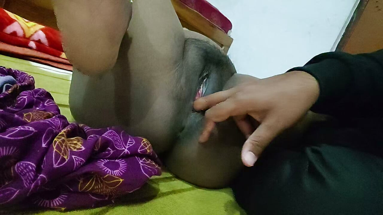 Desi bhabhi memasukkan jari ke dalam pepek panas & bermain dengan pepeknya bersama lelaki panas.