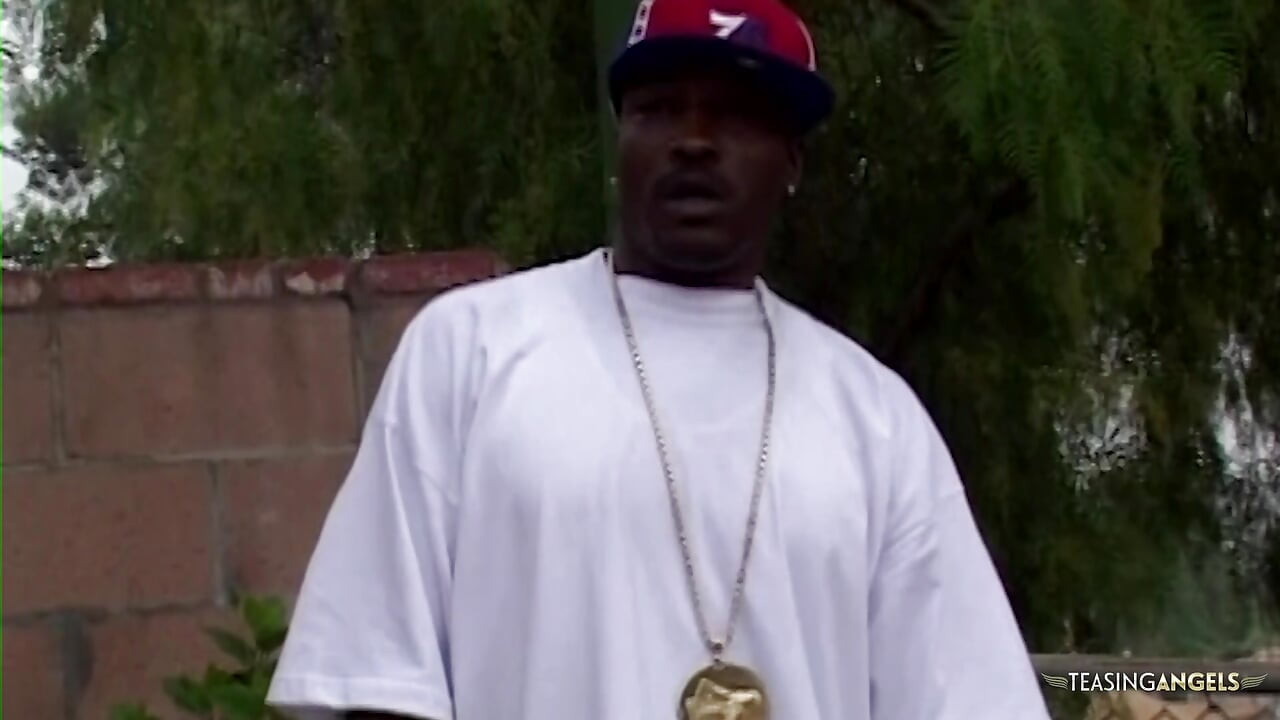 Vnadná Ebony předvádí své dovednosti vysáváním velkého černého péra ústy a kundičkou.