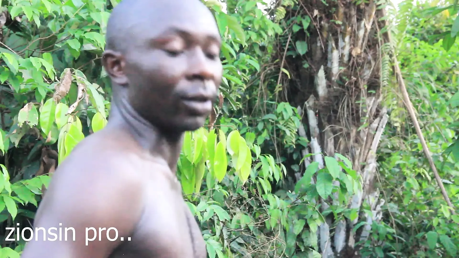 Uganda si cewek nakal dengan besar lagi asik muasin memeknya sendirian di luar ruangan sambil pakai sepeda motor 014
