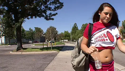 Büyük memeli genç ponpon kız ziyarete geliyor