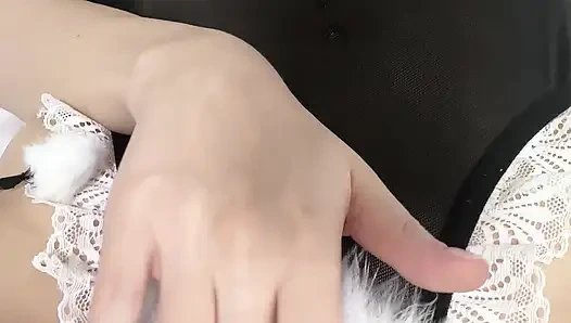 Gadis kelinci Paskah nyepong dildo dan masturbasi