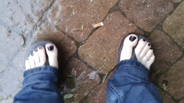 stroll in flip flops
