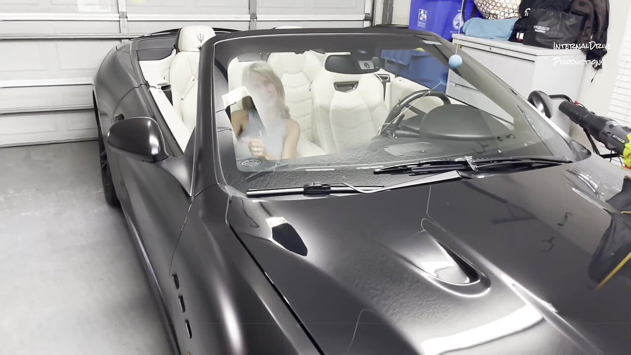 Milf rabuda conduzida no carro