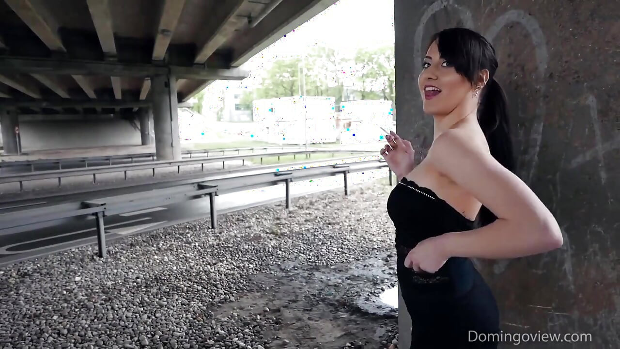 Selena raucht im freien
