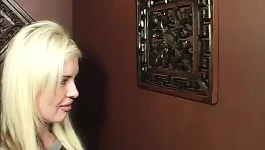 Büyük memeli sarışın orta yaşlı seksi kadın sikiş deliğinde sakso çekiyor