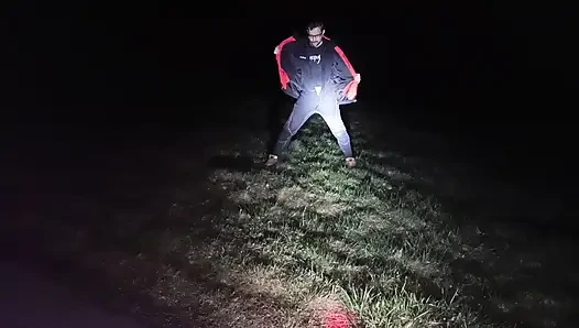 Gece dışarıda soyunup dışarı çıkıyorum