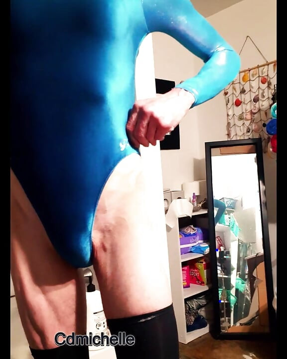 Crossdresser Michelle isprobava drugačiji bodi