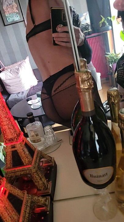 Kurva u otvorenim najlonkama🍌Ogroman kurac od trav vanessabitchx