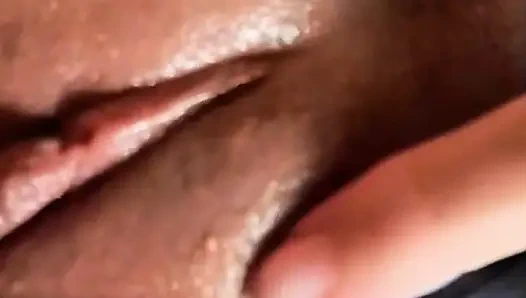 Cewek semok latina lagi asik masturbasi sampai muncrat