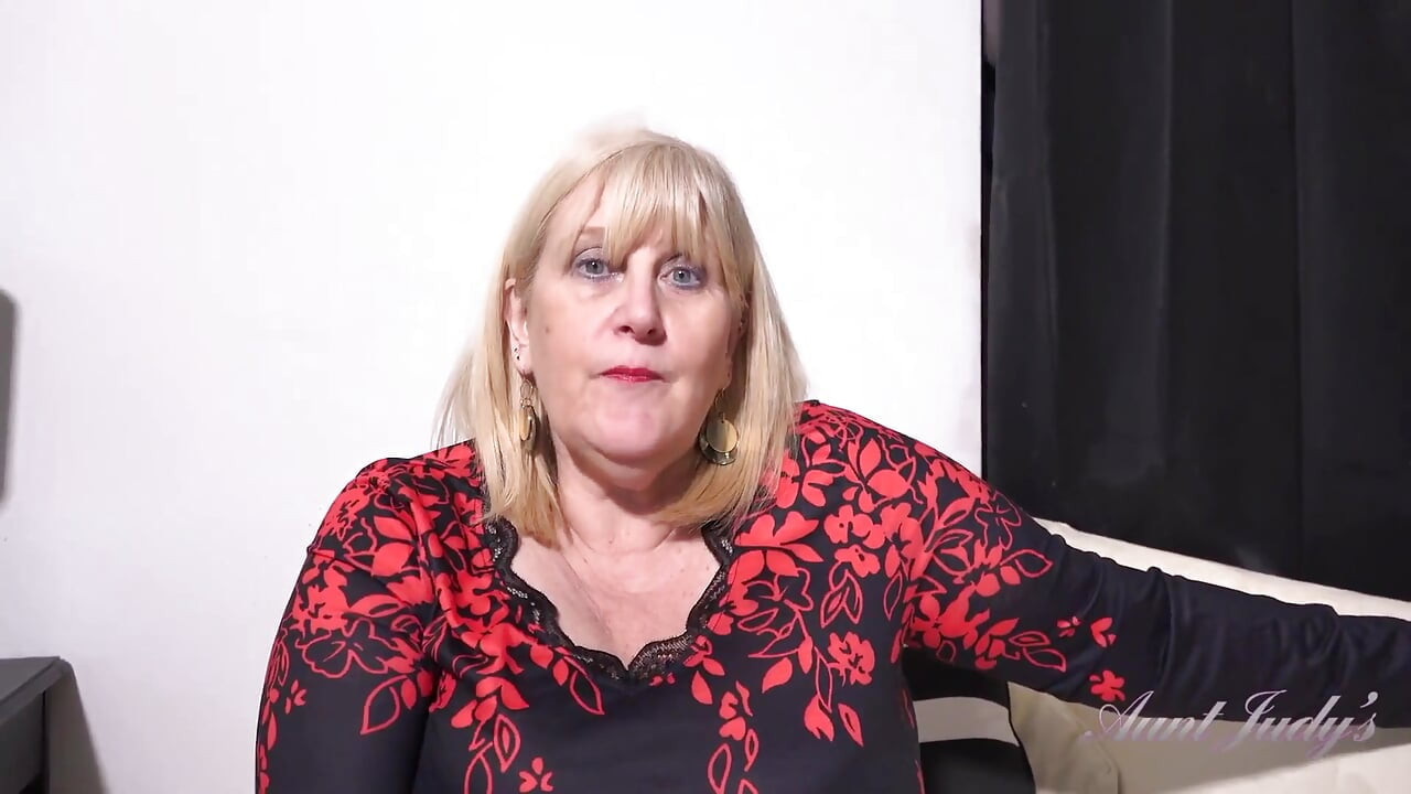 Tantejudys - Vollbusige Reife BBW Catherine Kann Einen Gärtner Für Ihren Haarigen Busch Brauchen