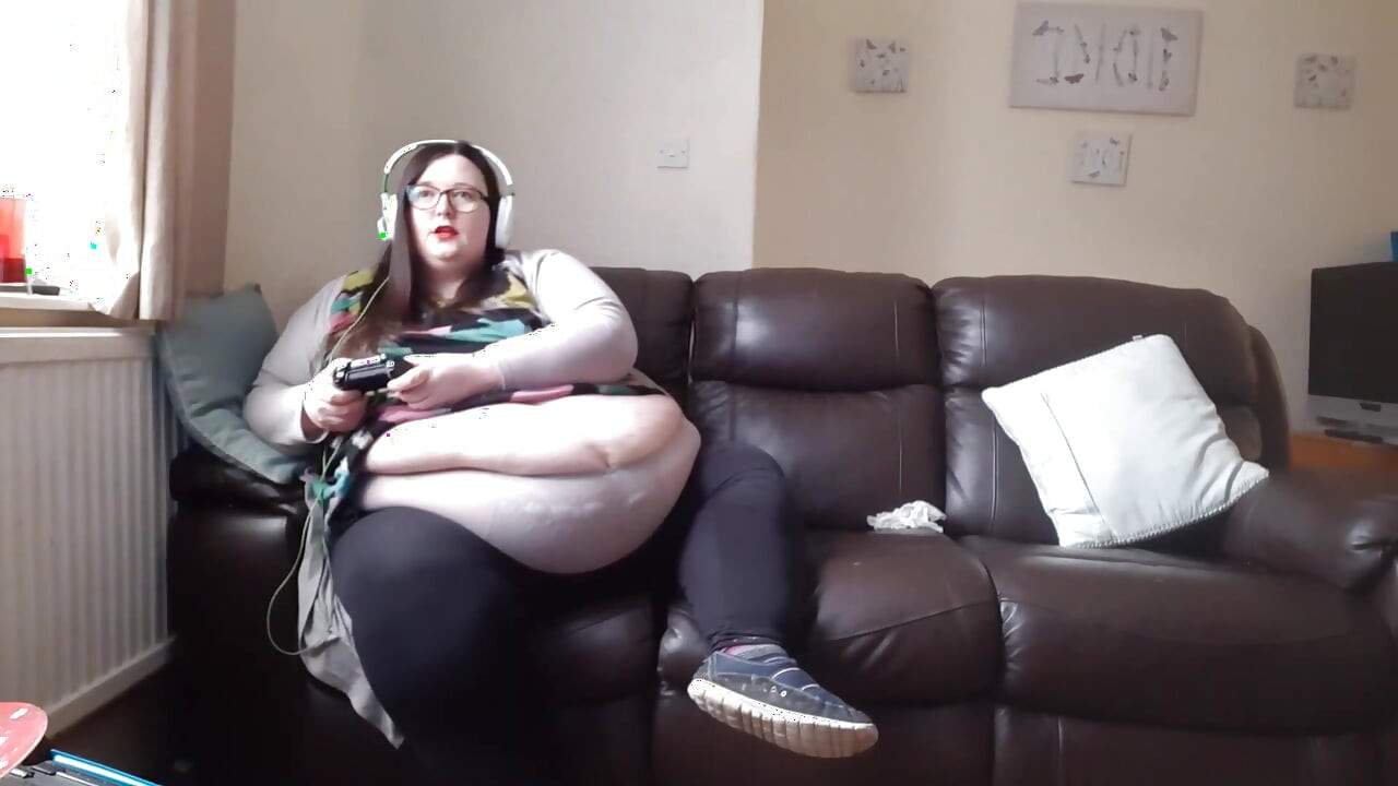 BBW SSBBW spielt videospiele mit bauch
