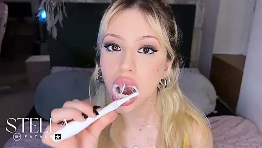Diş fırçalama fetişi yakın çekim Stella Fatale Fransız açık ağız gargara ve tükürme oyunu