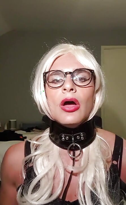 タイトな黒のサテンのドレス、ストッキング、サテンのオペラグローブ、ブロンド、口紅、眼鏡、貞操に欲求不満のイラマチオトレーニング