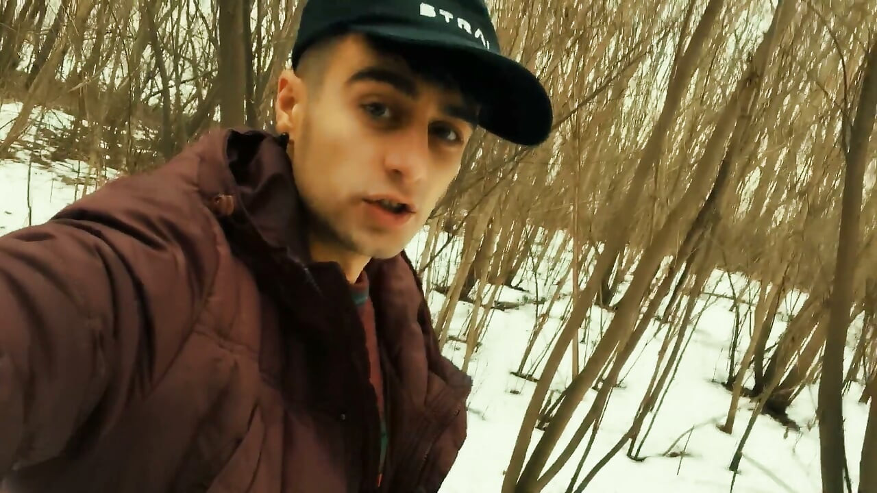 Ejaculează pe prieteni ejaculează în mizerie după ce se masturbează în aer liber