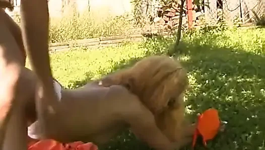 Sarışın piliç için açık havada sikiş ve işeme