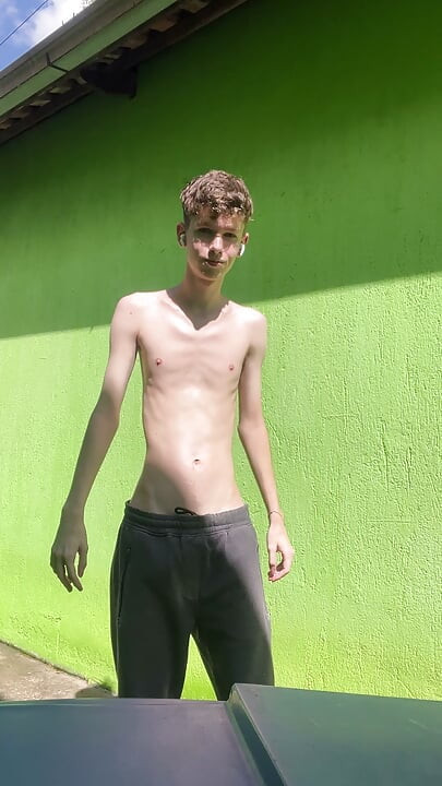 Hubený twinky ukazuje venku své tělo a stříká na slunci