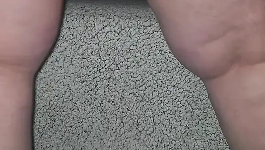 Den gummischwanz, der in meine löcher schiebt, fühlen