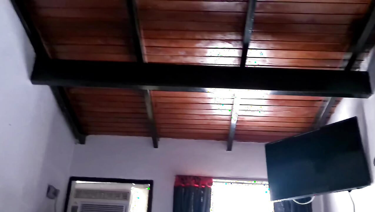 Nenek bangun dengan panas dan merayu suaminya untuk menungganginya menerima air mani panasnya