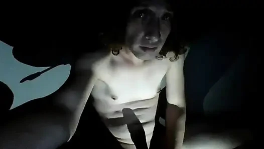 Trans kız, boşalıyorum porno izliyorum; Göt deliğimde göt tıkacı