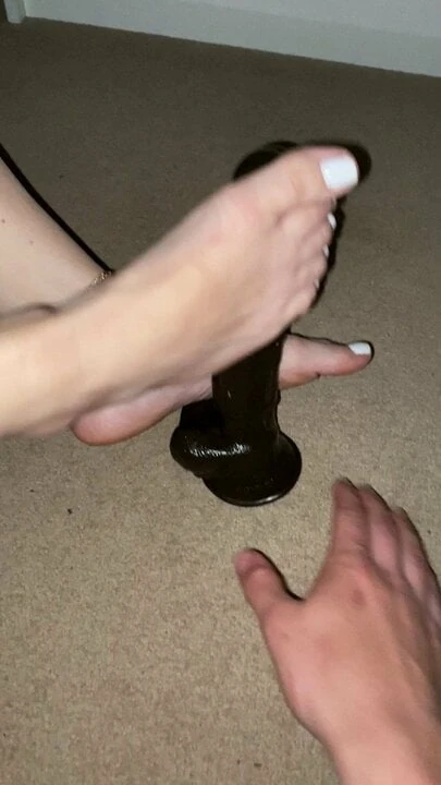 Penggoda footjob kote hitam besar