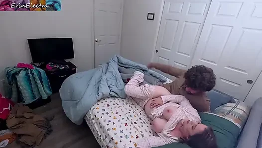 Stiefschwester mit nacktem hintern teilt ein bett mit stiefbruster
