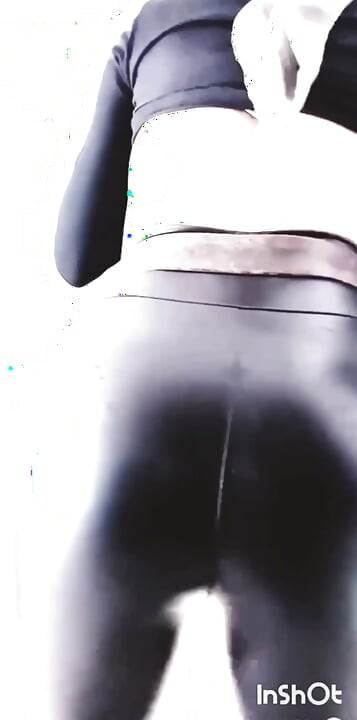 Crossdresser Webcam Dance in Wetlook-Leggings