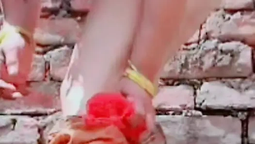 Beim baden nimmt die dorffrau nackt ein bad, nachdem sie sich komplett ausgezogen hat