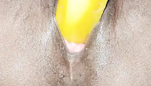 Karım amının içine muz sokuyor