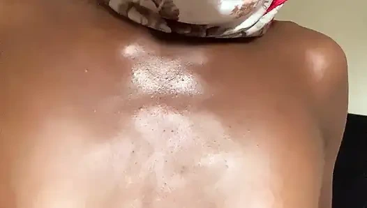 Heißes zierliches teen browngurl234 genießt sinnlichen moment, der ihre möpse streichelt