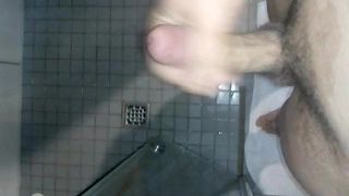 Chico alemán se masturba y se corre en la ducha