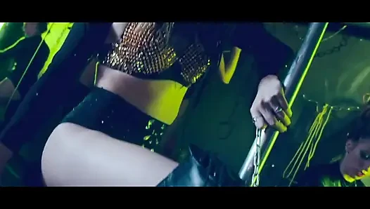 Vollbusige MILf-domina kontrolliert hardcore-sklavin mit kapuze