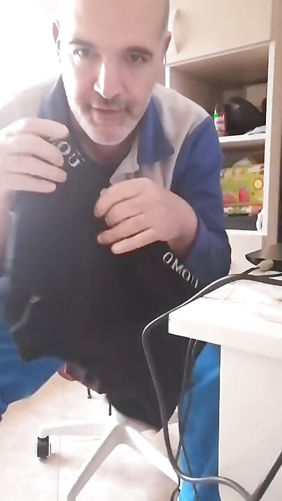 Pisilek, és a farkam hegyét belemártom a pisibe, és keményen rángatom a farkam