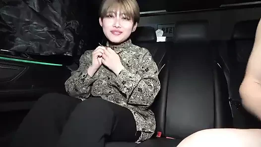 Азиатская девка делает минет в машине