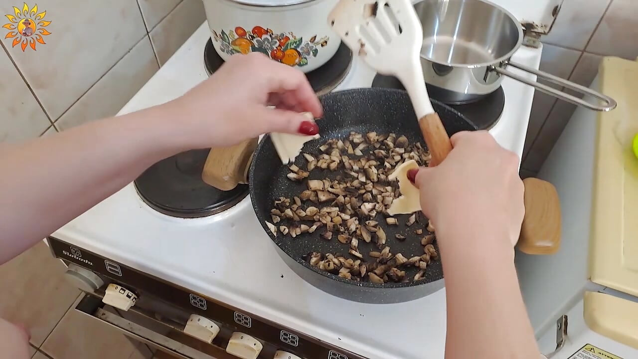リアルな手作りビデオ:ミラ・ナチュリストがキノコで肉を調理する