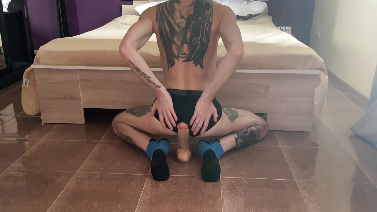 Potetovaný Twink jezdí na velkém robertku