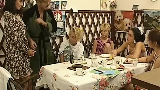 Немецкую крошку трахнули на улице, пока ее друзья играют в ванной
