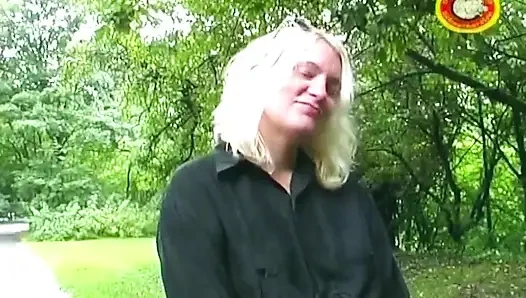 Blondine führt dicke gurke ein und reitet dann harten schwanz