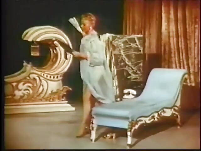 Sledujte, jak některé sexy retro dívky tančí a svlékají si oblečení