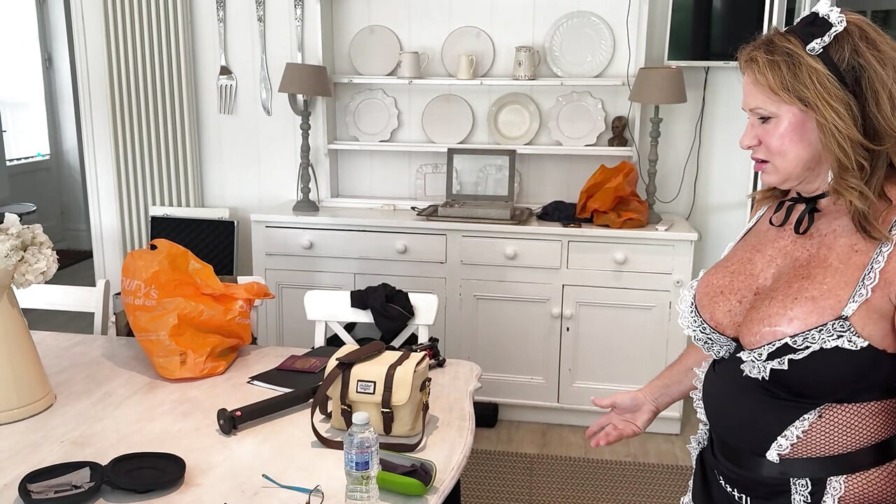 बुरा बटलर कामुक नौकरानी को चोदता है