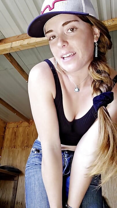 Κοκκινομάλλα προετοιμάζει την κωλοτρυπίδα με δονούμενη σφήνα στον κώλο