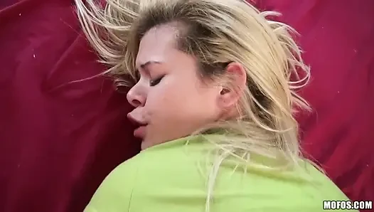 Lets try anal - elizabeth bentley merekam pengalaman seks anal pertamanya di pantat sempitnya