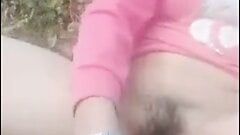 Chica del pueblo nepalí masturbándose el coño con el orgasmo.
