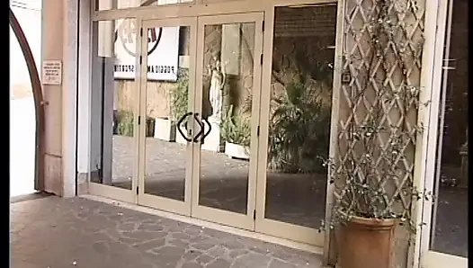 Johnny pompino lagi asik ngentot memek di pinggir kolam renang sambil menggoda