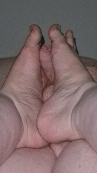 Baculatá bbw dává footjob