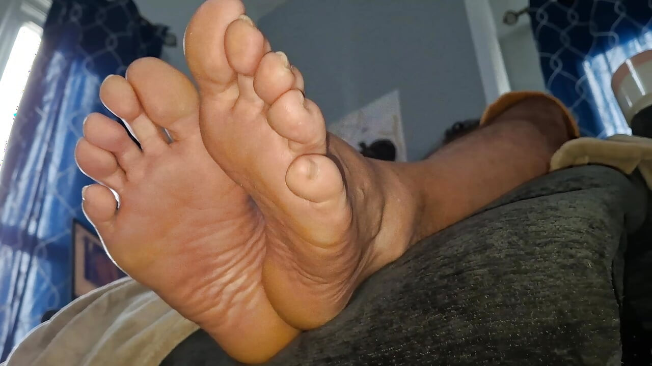 Pokazujem guzicu i stopala i drkam sa strane kreveta