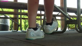 Jessi Roxy Skater играет с обувью в обувном превью