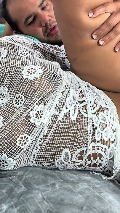 Fata vitregă fierbinte se bagă în patul tatălui vitreg și el o fute până o umple cu spermă | Clip 1