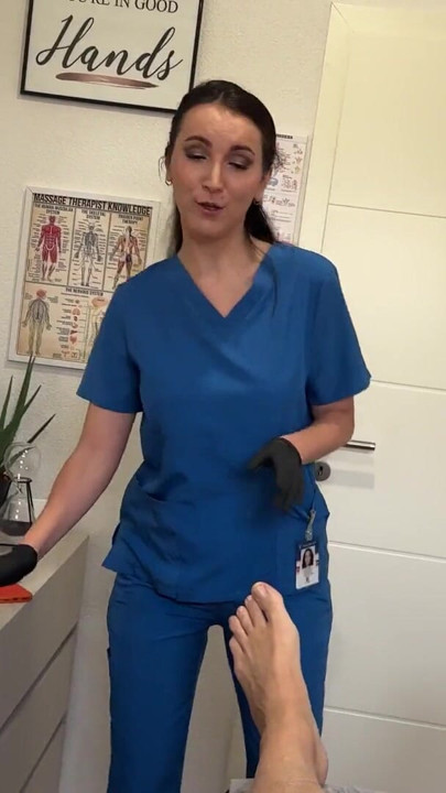 Han blir tatt i å rykke under massasje | Klipp 1